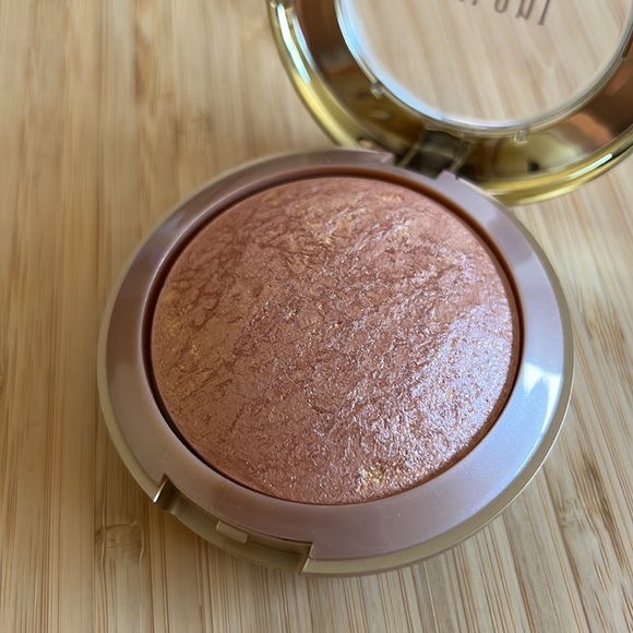Milani Baked Bronzer in shade Glow - Picture 1 of 6